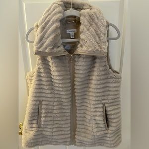Calvin Klein women’s fur vest size L zip front, pockets